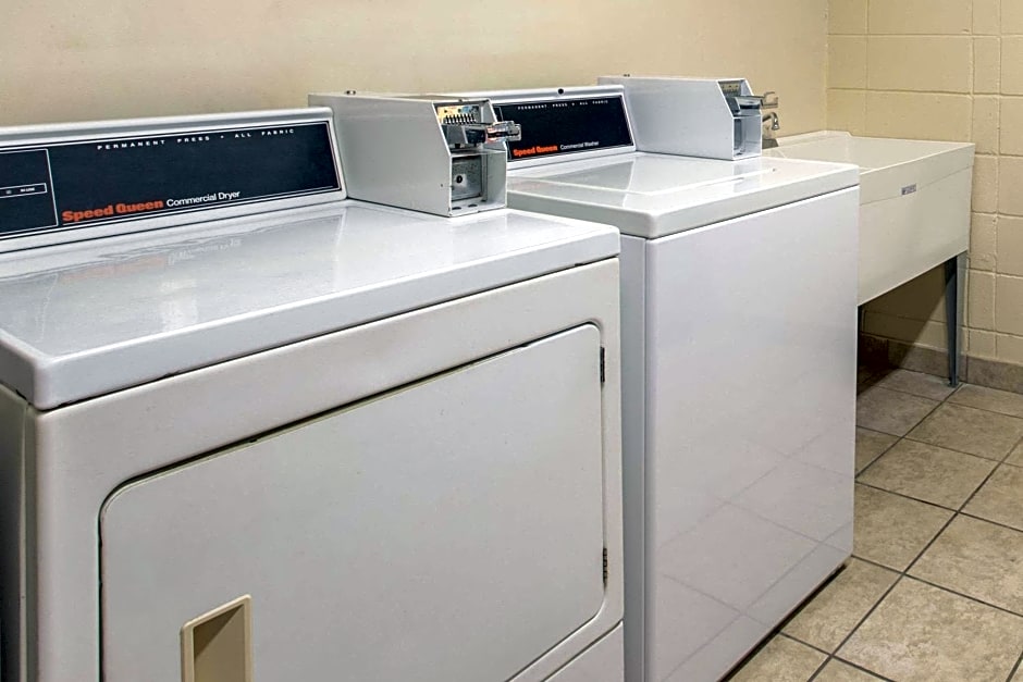 Days Inn & Suites by Wyndham Navarre Conference Center