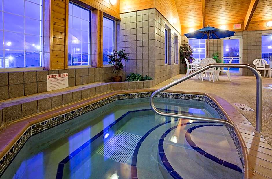 Paynesville Inn & Suites