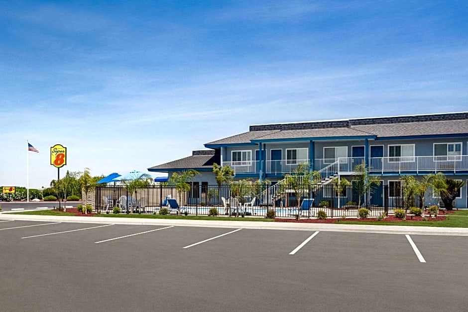 Super 8 by Wyndham Lindsay Olive Tree