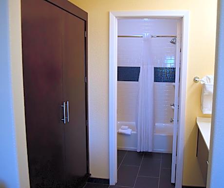 1 Qn 1 Bdrm Ste Mobil Access Roll Shwr