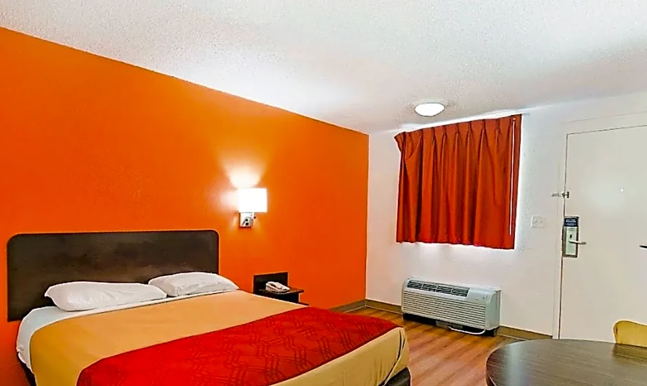 OYO Hotel Mobile, AL I-65 at Airport Blvd