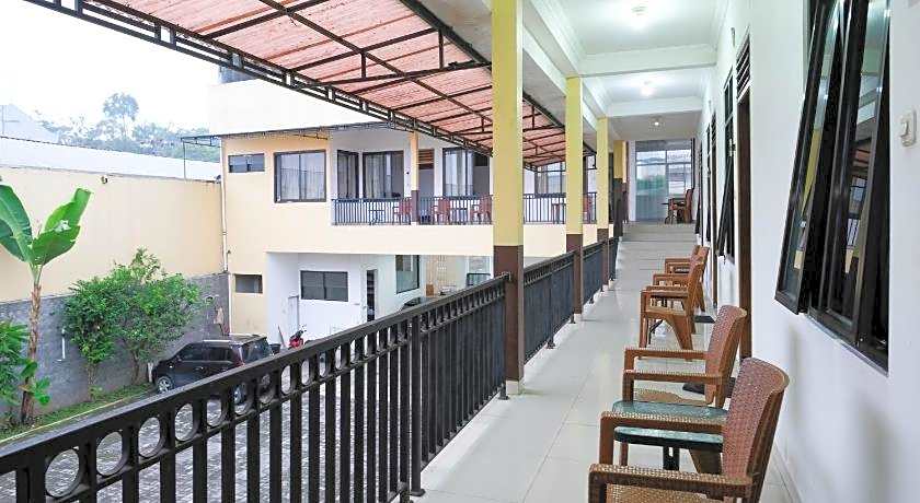 RedDoorz near Alun Alun Wonosobo