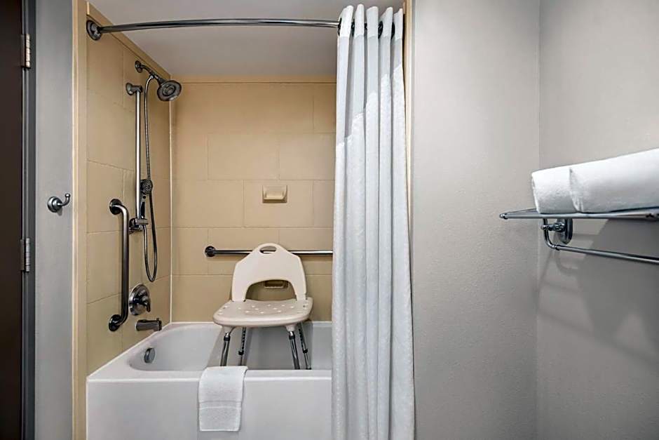 Holiday Inn Express Hotel & Suites Fredericksburg By IHG