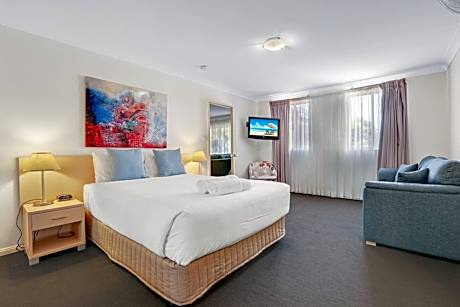 Three-Bedroom Apartment with Spa Bath