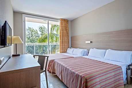 Family Room (2 Adults + 2 Children)