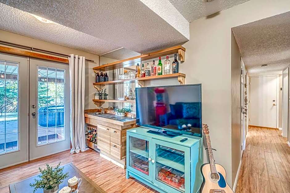 Boho Retreat w/King Bed on Bow River Pathway