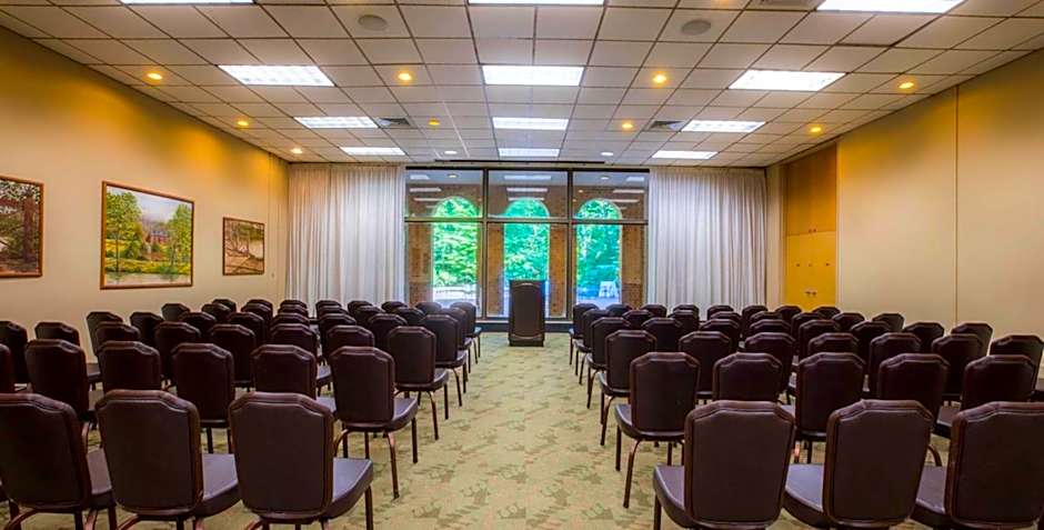 Williamsburg Woodlands Hotel & Suites, an official Colonial Williamsburg Hotel