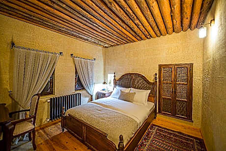Deluxe Double Room With Private Bathroom