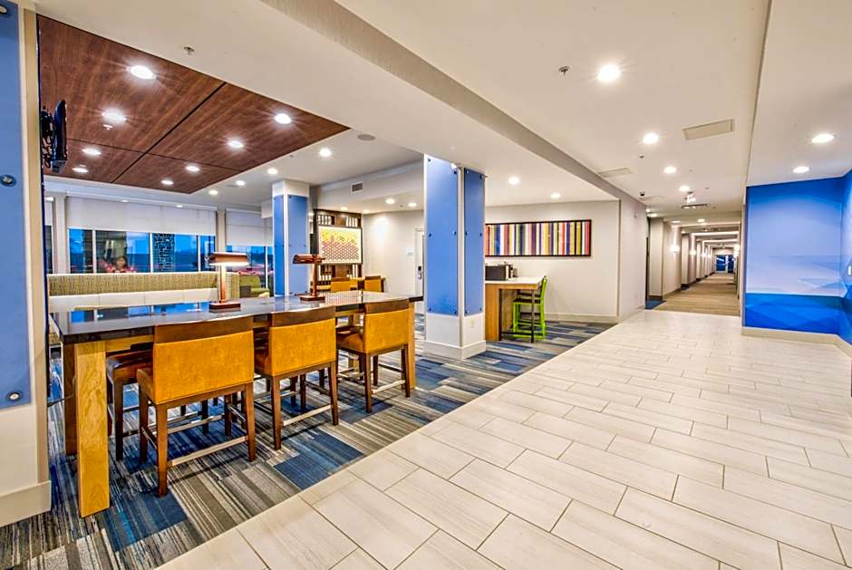 Holiday Inn Express & Suites Dallas NW - Farmers Branch By IHG