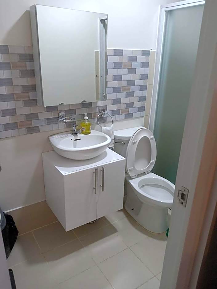 2 BR Loop Tower 1524