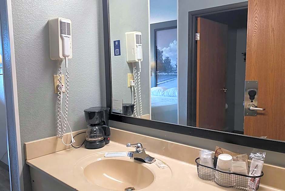 Super 8 by Wyndham Cloverdale IN