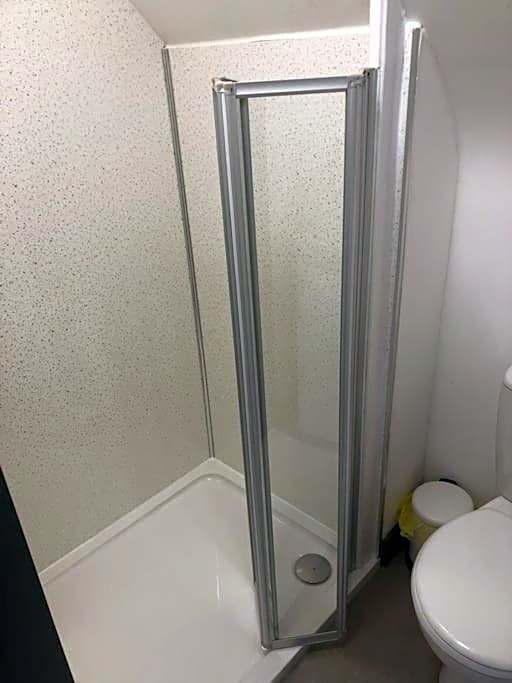 Newly refurbished studio, great location 8 studios