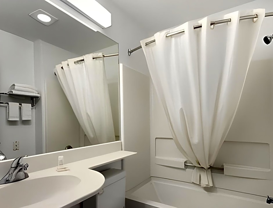 Microtel Inn & Suites by Wyndham Garland/Dallas