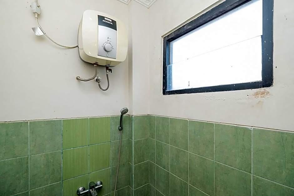 RedDoorz Plus @ Gunungsari Surabaya