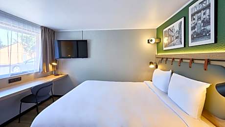 Standard Room - 1 Queen Bed