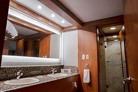 Master Suite, 2 Bedroom Suite, Bedroom 1: 1 King, Bedroom 2: 1 King, Whirlpool