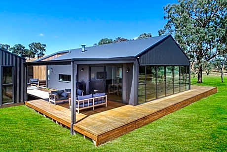 Lawson Lodge - Modern home minutes from Lake