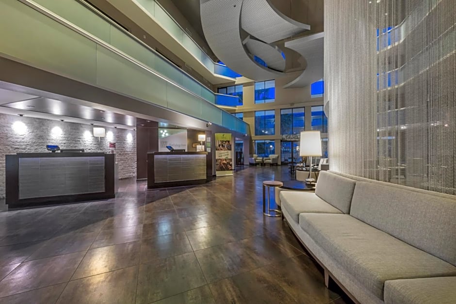 Holiday Inn and Suites Phoenix Airport North, an IHG Hotel