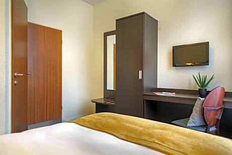 Small Double Room with Queen-size bed