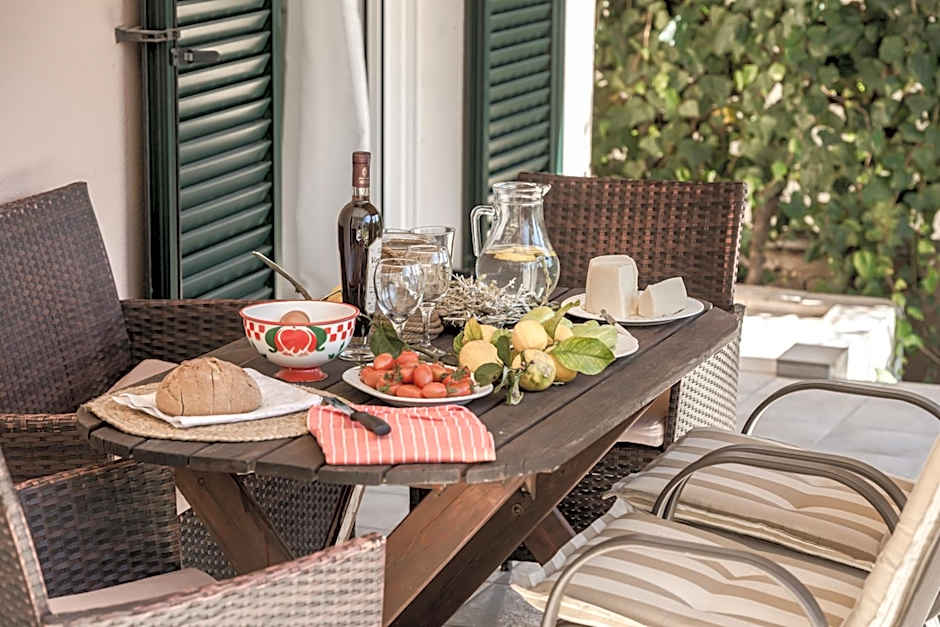 Santa Maroma Rooms & Houses