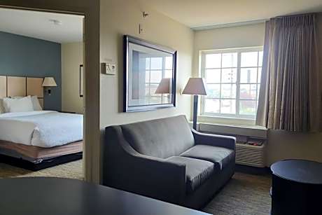 Deluxe Queen Suite