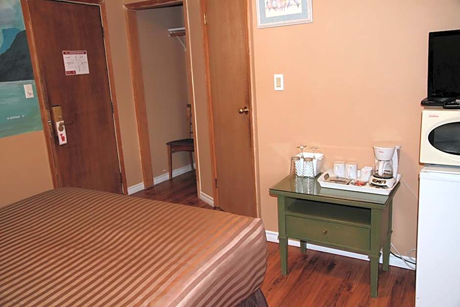 Photo 1 of 8 of 1 Queen Bed
