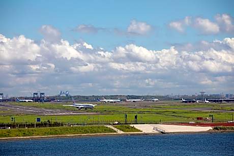 Superior Queen Room with Airport and River View