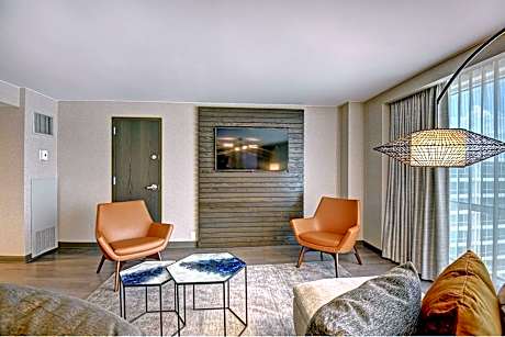 M Club Lounge Access, 1 Bedroom Executive Suite, 1 King, Private Sofa Beds: 2