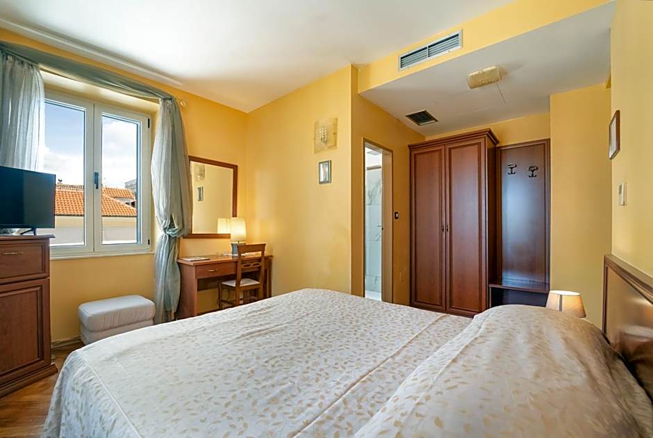 Hotel Peristil