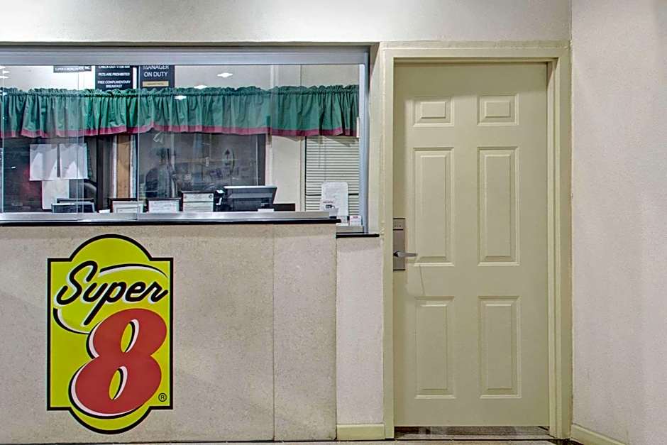 Super 8 by Wyndham Suwanee
