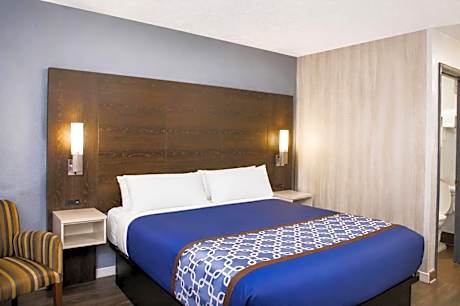 Queen Room - Non Smoking/Exterior Hall