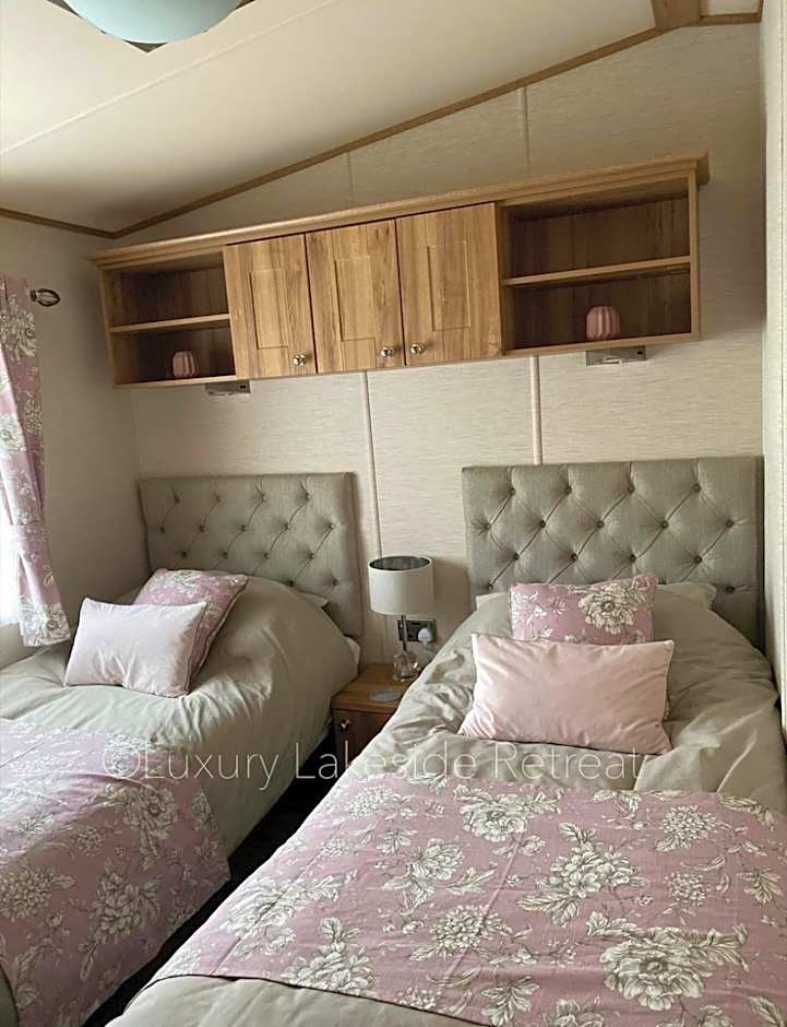 Lakeside Retreat With Hot Tub & Fishing Peg at Tattershall Lakes Country Park