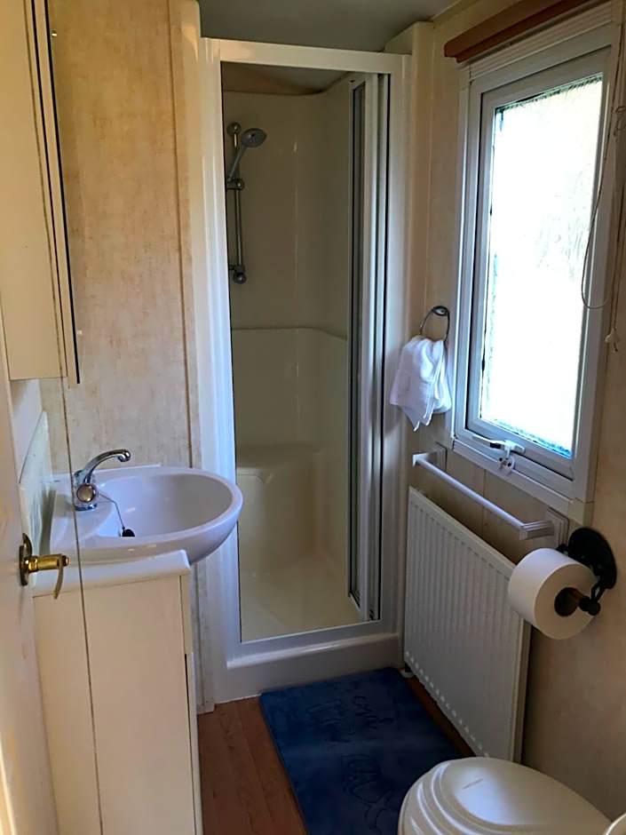 Shepherds Huts Ham Hill, 2 double beds, Bathroom, Lounge, Diner, Kitchen, LOVE dogs & Cats Looking out to lake and by Ham Hill Country Park plus parking for large vehicles available also great deals on workers long term This is the place to relax and BBQ