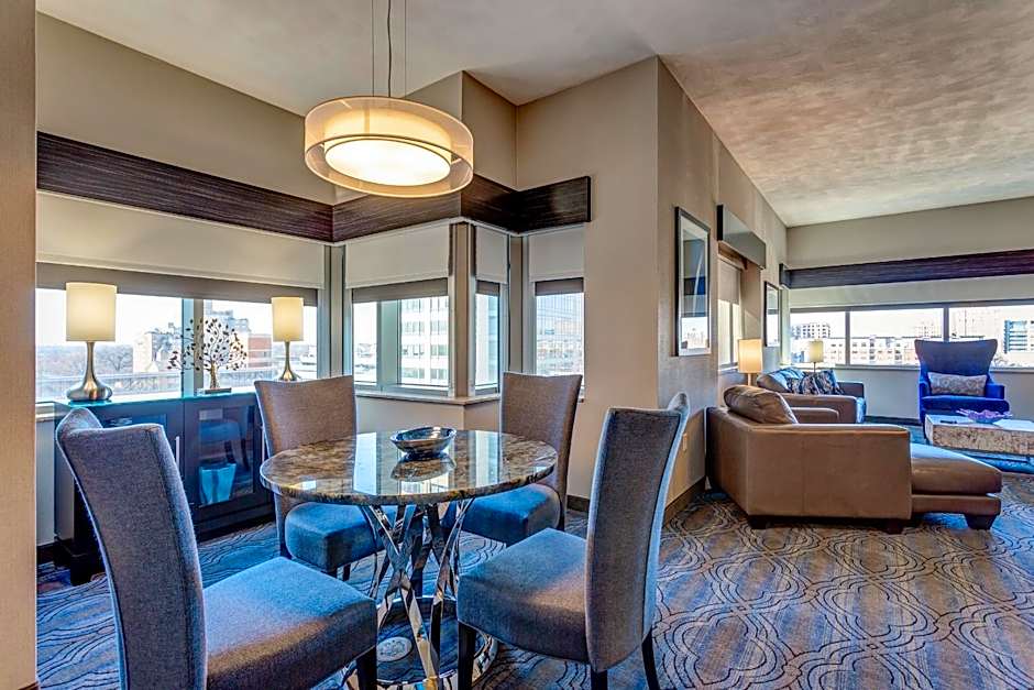 DoubleTree by Hilton St. Louis Forest Park
