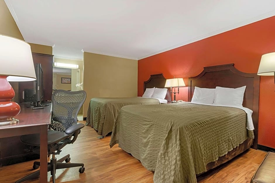 Econo Lodge Near Fort Stewart, Bar, Restaurant, Laundry Facility