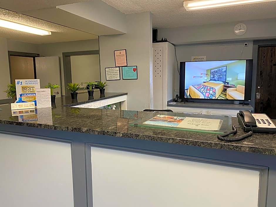 Super 8 by Wyndham Bloomington/Normal