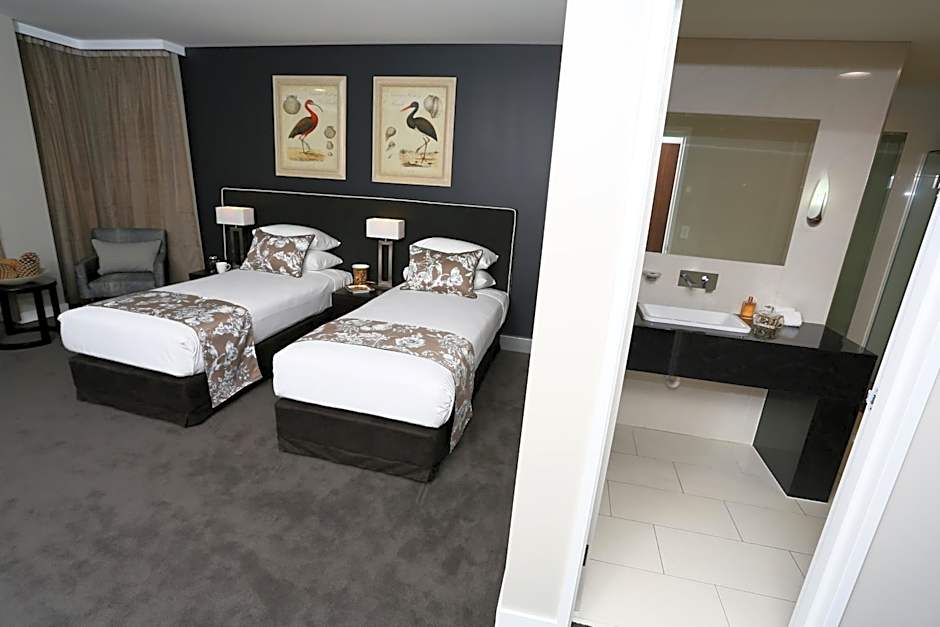 Springfield Lakes Hotel