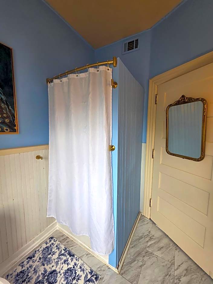 The Kings Throne Inn and Guest House