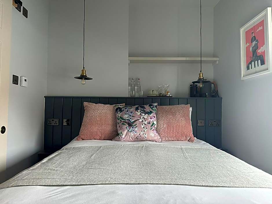 Rooms Above Sugar Boat