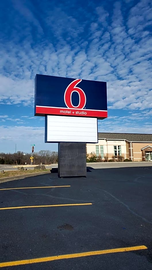 Motel 6 Branson West, MO - Silver Dollar City