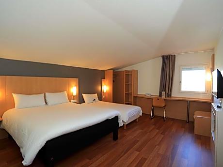 Standard Room with One Double Bed and One Single Bed