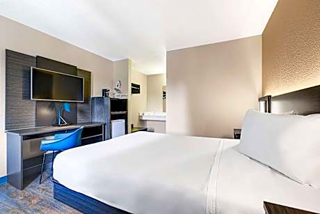 1 Full Bed | Premium, Mini Fridge