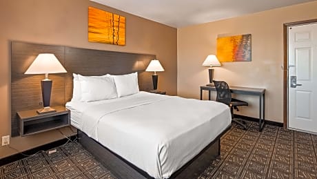 Suite - 3 Queen Beds, Non-Smoking, Exterior Access, High Speed Internet Access, Microwave And Refrig