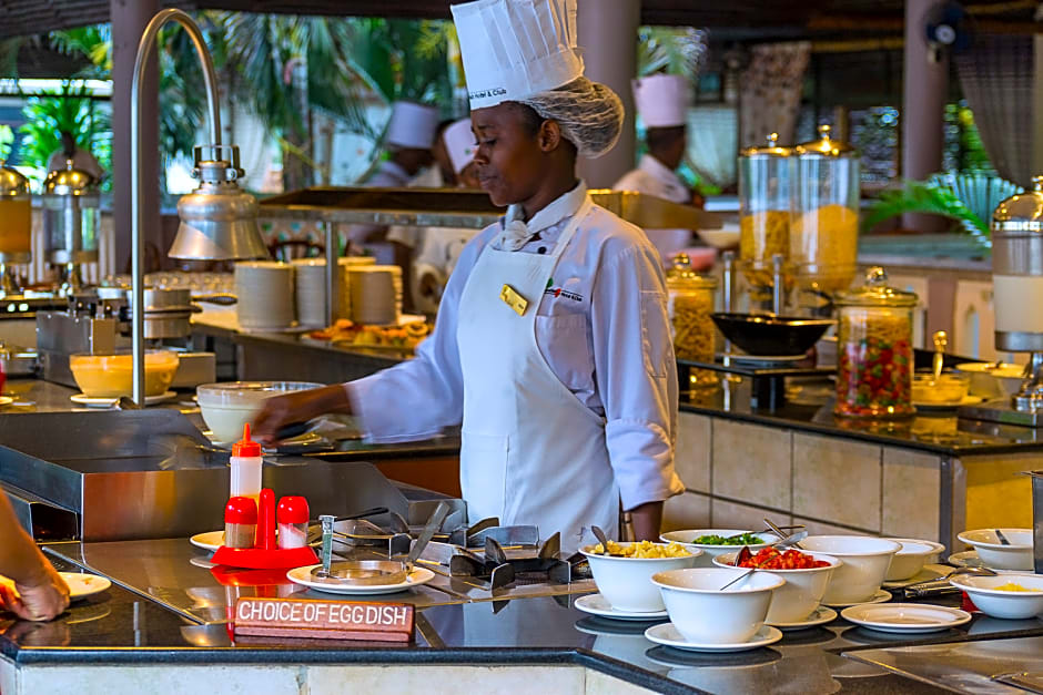 Travellers Beach Hotel & Club