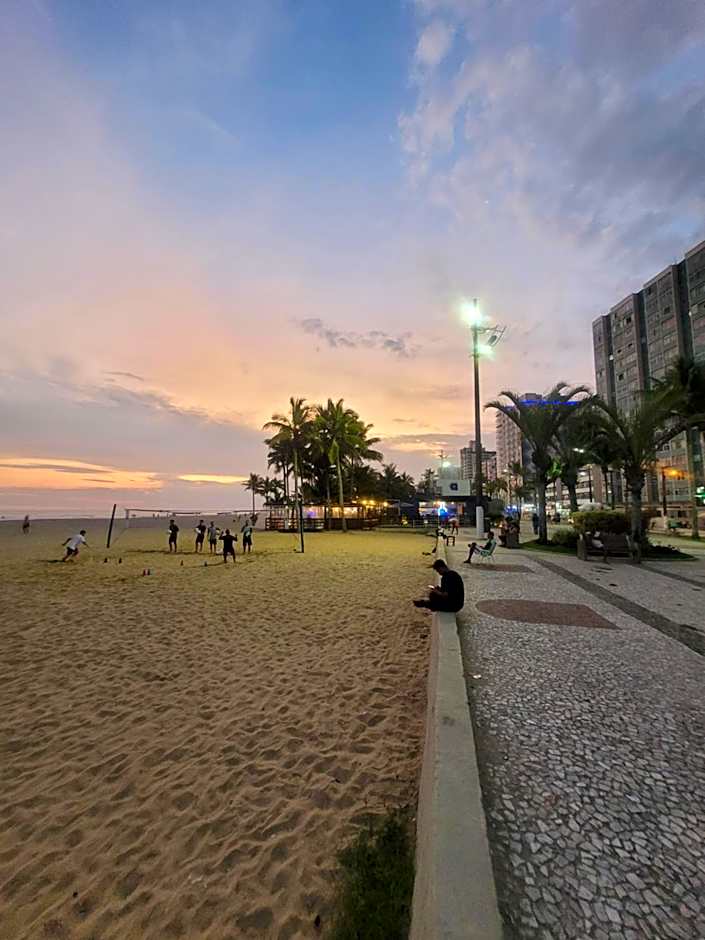 Apartamento Aconchego Frente Mar - Vila Guilhermina Praia Grande SP - Cozinha Completa - Climatizador de Ar - TV a Cabo - Wi-Fi