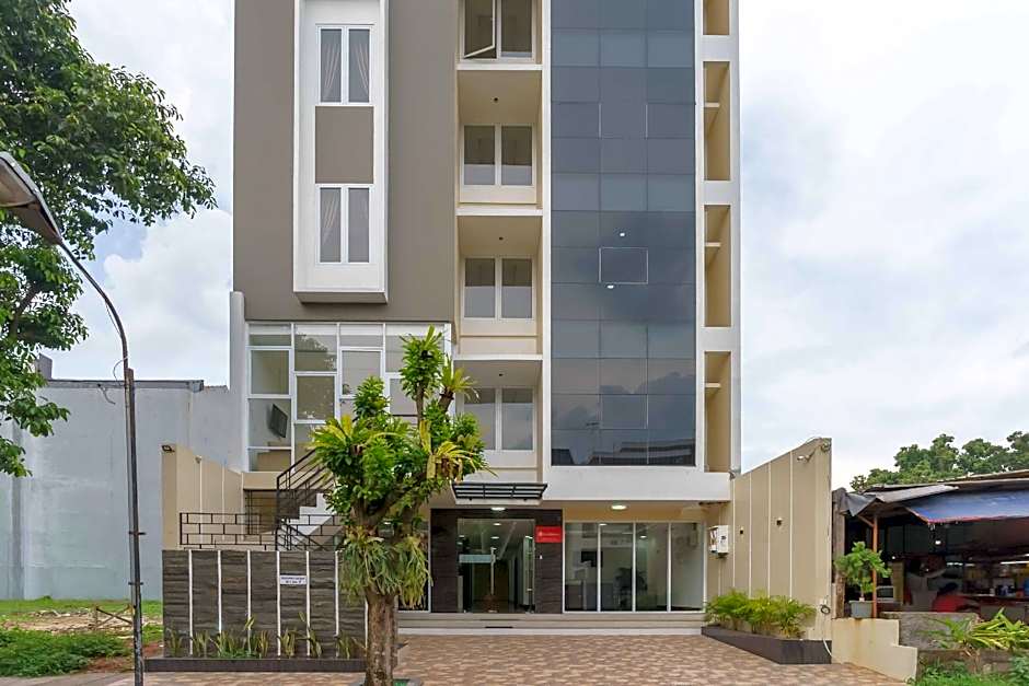 RedDoorz Plus near Eka Hospital BSD 5