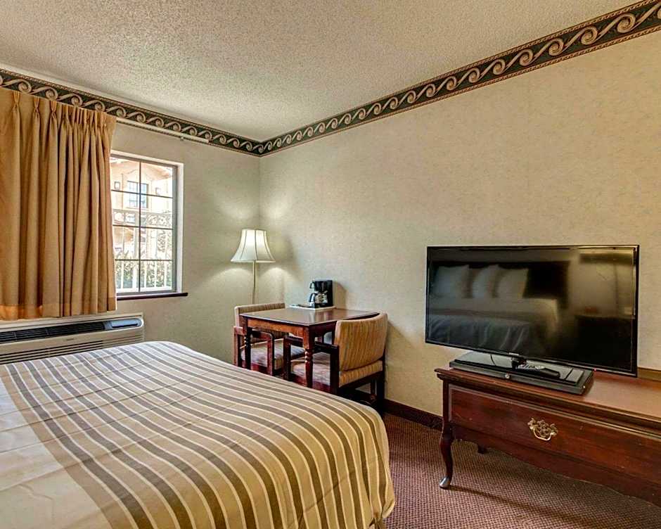 Econo Lodge Inn & Suites El Paso