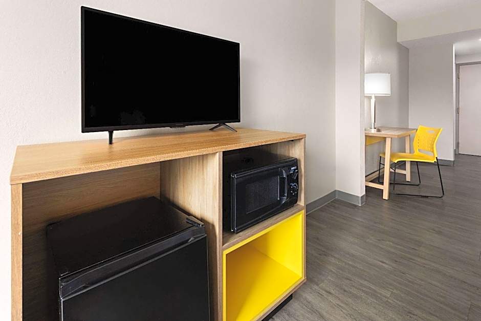 Days Inn & Suites by Wyndham Albany