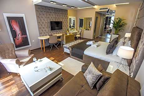 Deluxe Room - Free Airport Shuttle