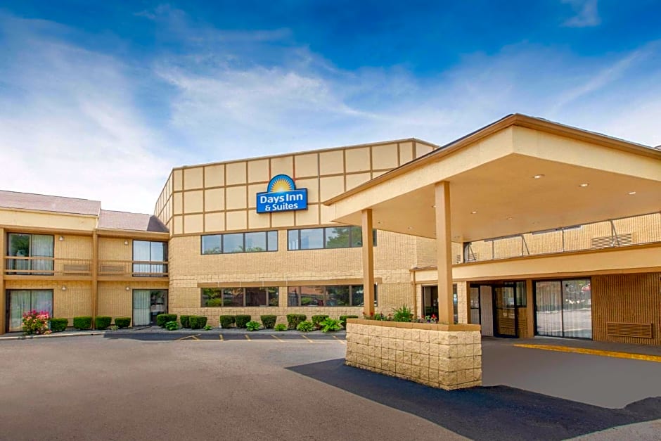 Days Inn & Suites by Wyndham Madison Heights MI